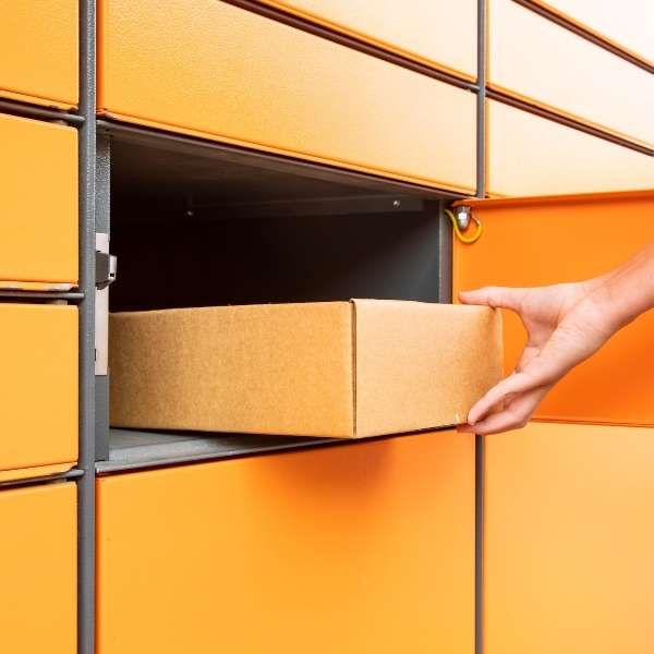 Określenie „paczkomat” w mediach